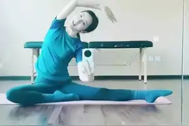 央视一姐李思思不惧素颜！穿健美裤秀出超模腿，难怪能惊艳撒贝宁图片