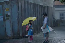 一个8岁女孩，在下雨天独自去上学，几分钟的路程毁了她的一生图片