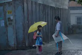 一个8岁女孩，在下雨天独自去上学，几分钟的路程毁了她的一生图片