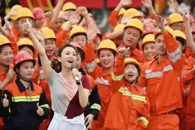 张蕾室外主持好会穿，拼色T恤搭半身裙简约大气，状态确实像41图片