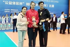 张常宁赛后全家福，满屏大长腿，50岁妈妈垫脚合影，与女儿似姐妹图片