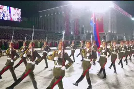 朝鲜夜间大阅兵太亮眼：首次采用中式正步，换装俄式新礼服图片