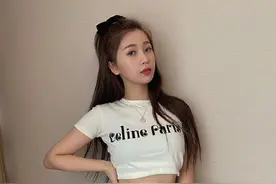 虞书欣穿短上衣配牛仔裤秀蛮腰 叉腰比耶少女感满满图片