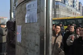 信阳男子精神失常，两次走失被找回，父亲：“我把他拴了起来”图片