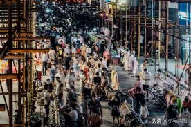 武汉夜市要占领世界了！年轻女孩们为生活在路边吆喝的样子太美图片