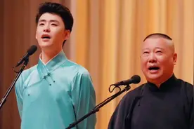 冯巩冒雨在景区演出，郭德纲相声3张票2万，孰是孰非？图片