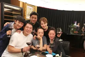 《家有儿女》一家十二年后再聚首，岁月是把杀猪刀哇图片