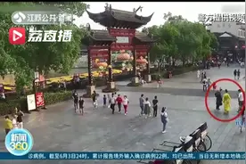 “锦衣卫”带刀南京夫子庙闲逛 民警：站住！你们带的是管制刀具图片