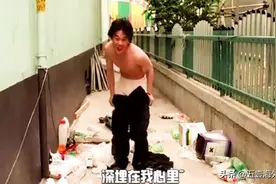 打架不要命的见过，打架脱裤子的真没见过。没老大罩小弟只好脱光图片