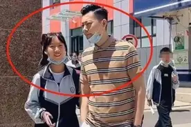 “最年轻爸爸”走红，接女儿放学被老师怀疑早恋，女儿：真是我爸图片
