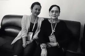 王晓棠秋装穿得大气，蓝长袍配彩石项链华贵典雅，越老气场越强大图片