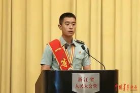 王亮同志先进事迹报告会举行，《中国青年》记者徐吉鹏进入报告团图片
