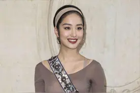 杨采钰高级感无敌了，连土气肉色打底裤，都穿出了我买不起的效果图片