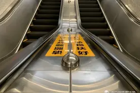 地铁百科：地铁扶梯上的金属半球是干嘛用的？防成龙的图片