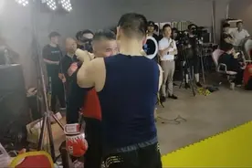 余昌华被KO真因找到了？戴分指手套被赛事方拒绝，拳击手套不适应图片
