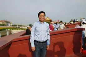 北京新首富出现，刚刚受邀上了城楼，就立刻捐出174亿给慈善机构图片