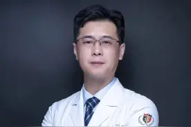 青岛两名医生北京领奖，被授予“全国抗击新冠肺炎疫情先进个人”图片