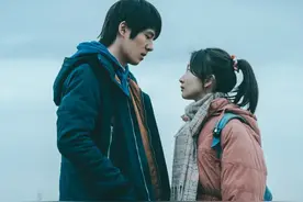 29岁周冬雨气质绝了，穿闪耀星河长裙大秀香肩，新片与刘昊然搭档图片