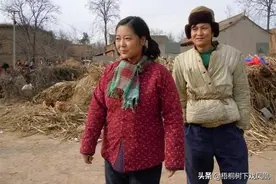 5角硬币在传统婚礼中的风俗功能，估计设计者也没有想到图片