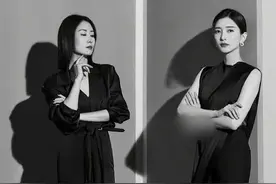 刘敏涛江疏影比美，翘着二郎腿坐姿豪迈，两人相差10岁却像同龄人图片