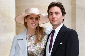 碧翠丝公主被拍到逛婴儿店，穿风琴裙搭黑西装，难道是在遮孕肚？图片