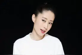 刘敏涛和马伊琍相差1岁！气质相似的两人同穿套装 美的不相伯仲图片