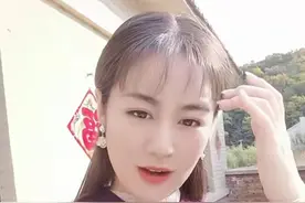 “王小蒙”儿子发烧！半夜背孩子上医院模样疲惫，富商老公仍坐牢图片