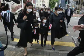 尼龙包才是实用之王，豪门媳妇郭晶晶千元托特包，悭家媳妇好榜样图片