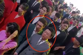 七一晚会后台趣事多，艺兴全程粘着黄渤，靳东找王一博镜头太搞笑图片