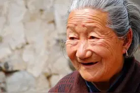 老太太迷恋做法事，爱给神仙过生日，如今90岁，依然能下地干活图片
