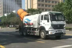 洒水、湿扫、喷雾作业，裕华区环卫助力蓝天保卫战图片