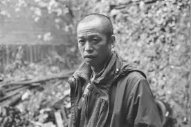 艺术界狠人！割下自己肋骨给女朋友戴，被专家痛批：无下限的疯子图片