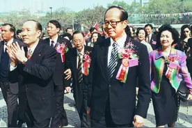 6个儿子均是百亿富豪，却与99岁娘打官司，600亿遗产仍在银行手中图片