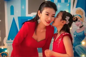 44岁黄奕纤腰美胸似少女，如何解锁挺拔酥胸？秋冬养胸季美胸加倍图片
