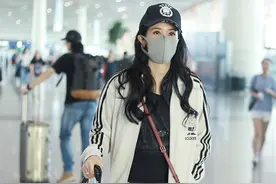 莫文蔚依然年轻貌美，穿白色运动外套内搭黑T恤，遮肉又显瘦图片