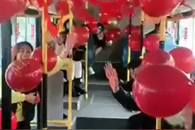 辽宁一对新人租公交车结婚，新娘否认新郎是司机，想和朋友一起热闹图片