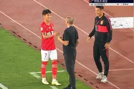 过分？韦世豪被换下后，主动找卡帅握手，结果被卡纳瓦罗狠踹一脚图片