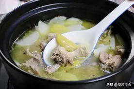 初夏，爸妈最爱这锅老鸭汤，小火慢炖酸香爽口，汤汁香醇鸭肉不腥图片
