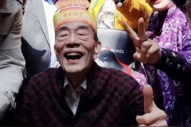 89岁杨少华庆生场面曝光，冯巩提前探望，赵本山派徒弟问候图片