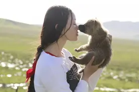 十年前，把狼当儿子的成都女孩，十年后有了个催人泪下的“结局”图片