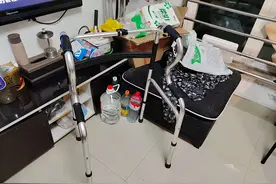 父亲瘫痪在床两年，唯一的儿子避而不见，邻居都看不下去了图片