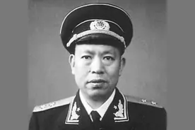 他是原浙江军区副政委，55年授中将衔，儿子56岁出任海军副司令图片