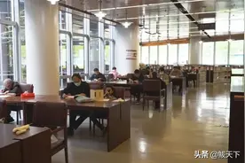 营口鲅鱼圈：假期畅游书海 重温党的历史图片