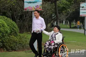 重温美好时光——“轮椅上的婚纱梦”让他们深情相拥图片