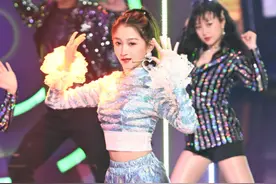 关晓彤也太自信了！挑战“例假袜”故意秀腿，鹿晗管不住她？图片