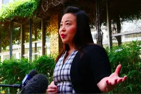 “滚回你老家去”！亚裔政客在澳遭种族歧视，宣传海报被恶意涂鸦图片