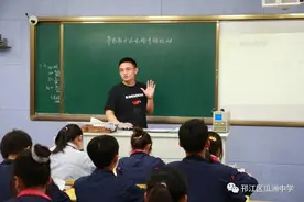 无愧于“为人师表”！扬州物理教师见义勇为后，又用奖金扶危助困图片