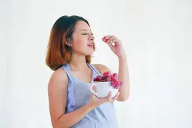 为避免娃遗传丈夫的眯眯眼，孕妈坚持吃葡萄，娃出生后还以为抱错图片