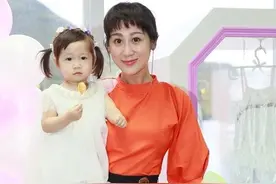 陈浩民真有福气，娇妻蒋丽莎穿橘色上衣配阔腿裤时髦干练，超好看图片
