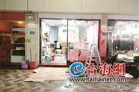 商业城一店面凌晨遭泼油漆，店主将矛头指向前夫，称之前还曾被扔臭鸡蛋、砸门图片